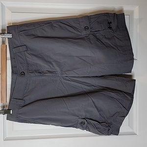 Under Armour Cargo Shorts in Gray Adjustable Waist, Size Youth XL Loose